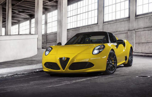 量產版《愛快羅密歐4C Spider》底特律上空登場