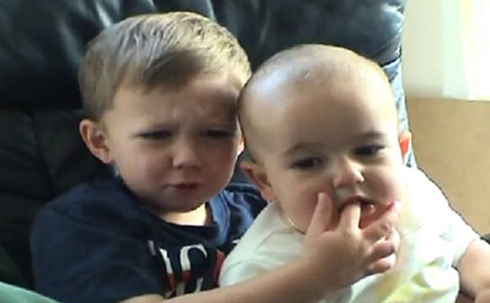 《查理咬我手指>"<》爆紅已8年 兄弟都長大囉~ 《查理咬我手指>"<》爆紅已8年 兄弟都長大囉~