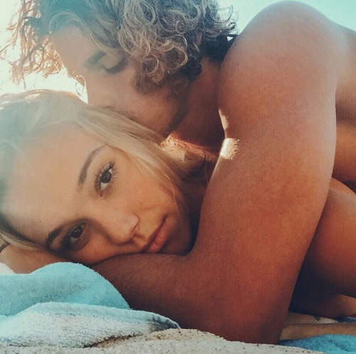 《超放閃情侶照》感情這麼好是要閃死誰╭(′▽`)╭(′▽`)╯ 