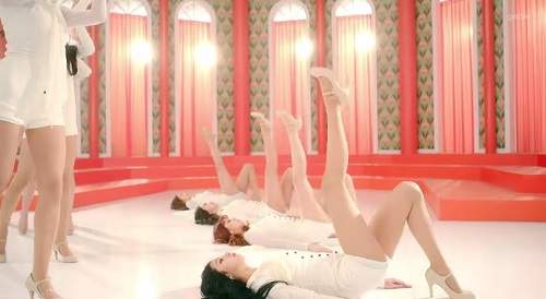 因為《太性感而被禁播的MV》現在的畫面都在挑戰道德邊緣阿