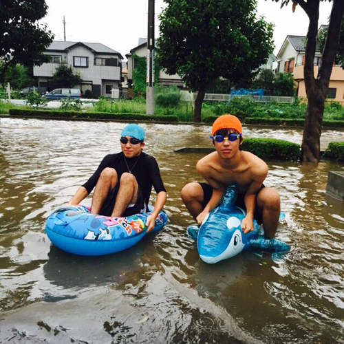 《颱風天上課的裝備》狂風暴雨還不放假 只好划船去上學了？