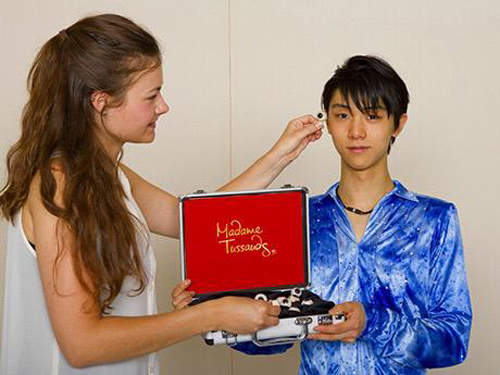 《羽生結弦等身蠟像》粉絲最想做的是量偶像的屁屁……