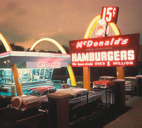 《麥當勞1955年vs.現在》開幕時在菜單上出現的商品居然是? 《麥當勞1955年vs.現在》開幕時在菜單上出現的商品居然是?