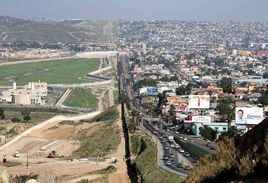 《國境線風景》猜哪邊是美國哪邊是墨西哥？