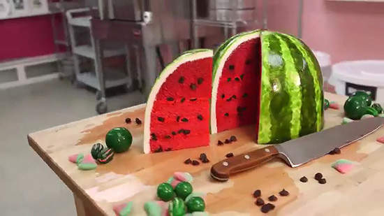 幾可亂真的《西瓜蛋糕》感覺咬下去會爆出滿滿的西瓜汁 幾可亂真的《西瓜蛋糕》感覺咬下去會爆出滿滿的西瓜汁