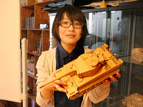 《紙箱女子》紙箱戰車商品化 果然跟專家做的落差很大呀…… 《紙箱女子》紙箱戰車商品化 果然跟專家做的落差很大呀……