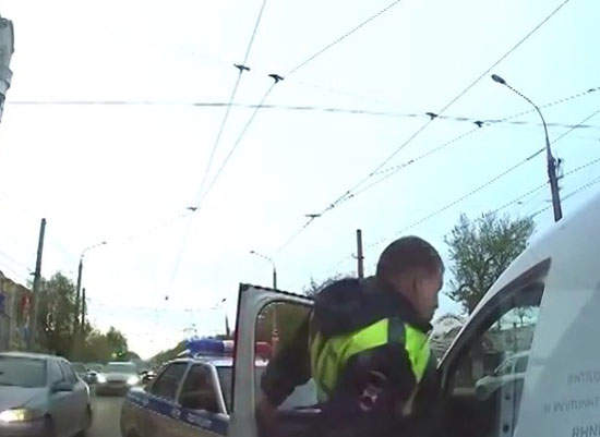 在俄羅斯《跑給警察追的結果》戰鬥民族真的好可怕Σ( ° △ °|||)︴