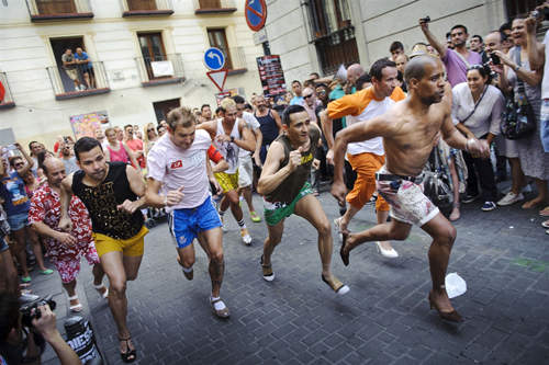 限男性的《高跟鞋賽跑》馬德里同志開跑啦～衝啊