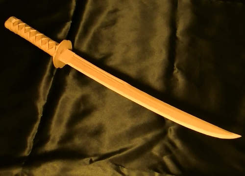 《瓦楞紙打造日本刀》感覺快要比真刀來得有魄力？