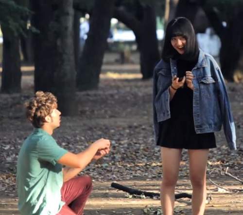 網友測試《隨機向路人求婚》想不到真的有日本人答應了? 網友測試《隨機向路人求婚》想不到真的有日本人答應了?