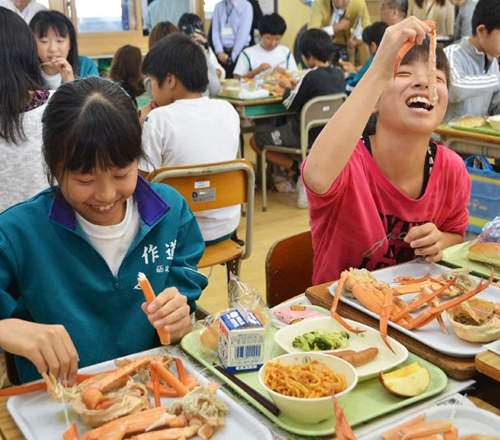 日本《豪華營養午餐》螃蟹牛排全都上桌啦～（光）
