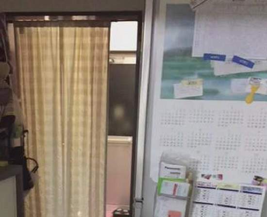 《驚悚颱風天》想上廁所卻偏偏看到窗戶外有可疑的人影…… 《驚悚颱風天》想上廁所卻偏偏看到窗戶外有可疑的人影……