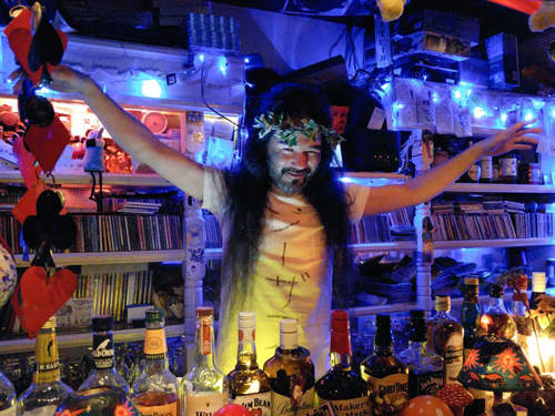 大阪聖誕節《耶穌降臨COSPLAY》看起來就是個變態怪叔叔……