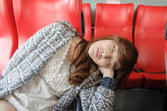 大眾交通工具上的千奇百怪睡姿 最好睡的方式是…? 大眾交通工具上的千奇百怪睡姿 最好睡的方式是…?