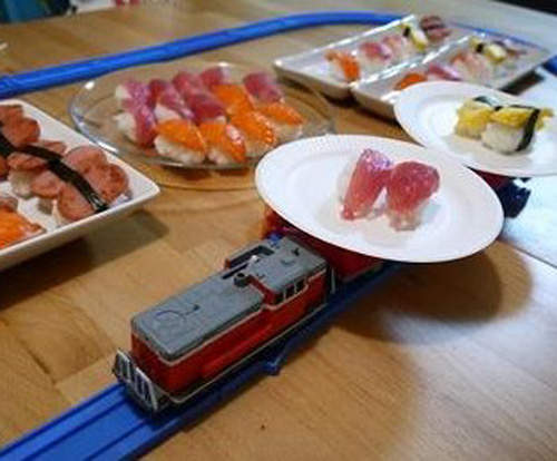 《小火車迴轉壽司》不出門也可以在家轉轉轉吧七彩...(冷) 《小火車迴轉壽司》不出門也可以在家轉轉轉吧七彩...(冷)