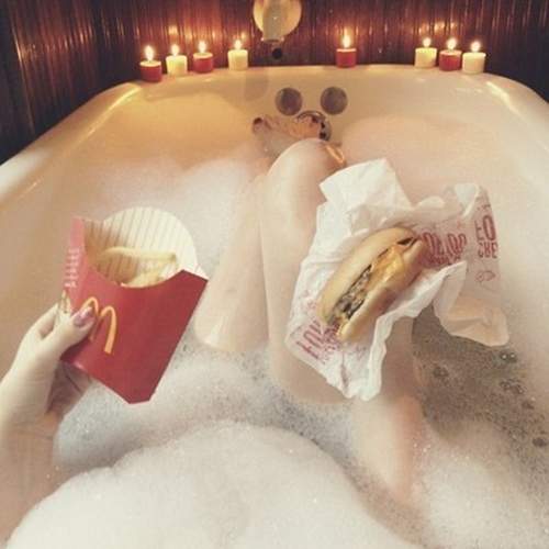 麥當勞《快樂成人餐》買餐就送臂彎靠枕讓你不寂寞