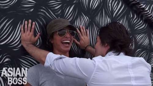 《對外國人耳語和壁咚》在兩大強勢攻擊下外國人受得了嗎？