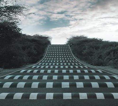 《都市傳傳說》大家都說路上的這 13 個減速丘其實是... 《都市傳傳說》大家都說路上的這 13 個減速丘其實是...