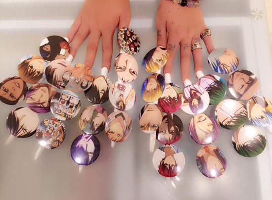 《超礙事美甲》動漫徽章跟壓克力飾品也可以變成藝術指甲