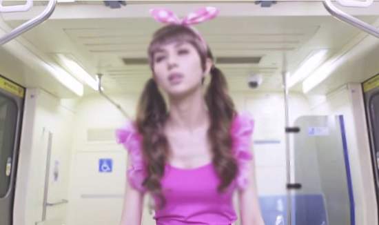 【神人】今早捷運上出現的粉紅衣女子!? 【神人】今早捷運上出現的粉紅衣女子!?