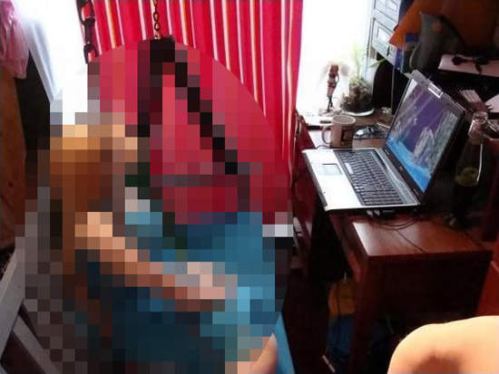 網友《曬自己的電腦桌》有小老婆陪打電腦是怎麼回事？