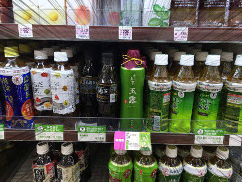 《便利商店陷阱》隱身在飲料櫃裡的千圓綠茶果然騙到不少人ww 《便利商店陷阱》隱身在飲料櫃裡的千圓綠茶果然騙到不少人ww