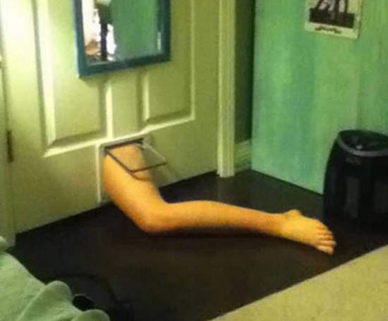 KUSO《醉後糗事分享》給手機吃巧克力充電吧～