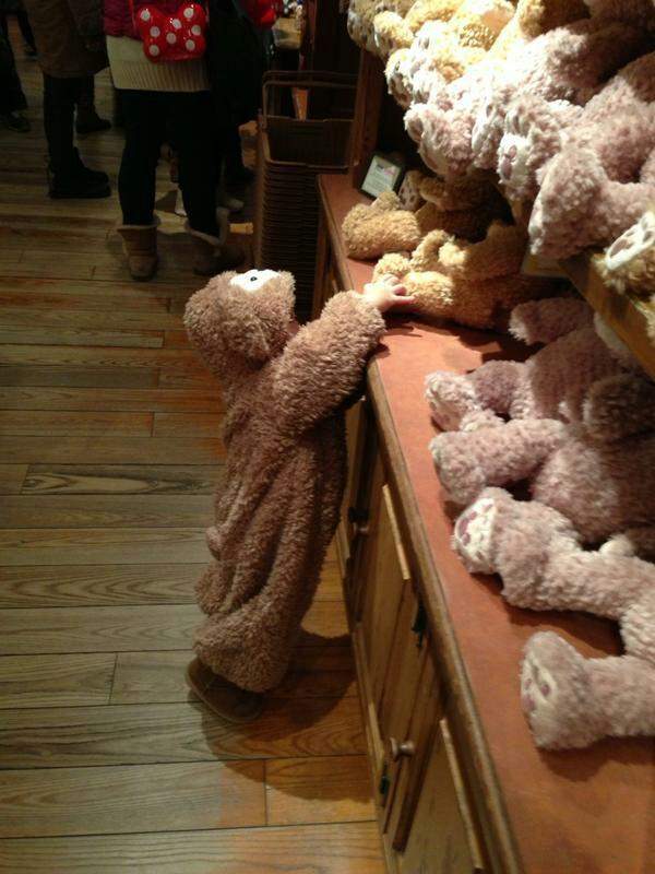 媽媽看過來《DIY達菲熊寶寶裝》達菲熊在迪士尼四處趴趴走耶