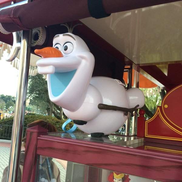 東京迪士尼《雪寶滑行爆米花筒》心都跟著一起滑~出去啦 東京迪士尼《雪寶滑行爆米花筒》心都跟著一起滑~出去啦