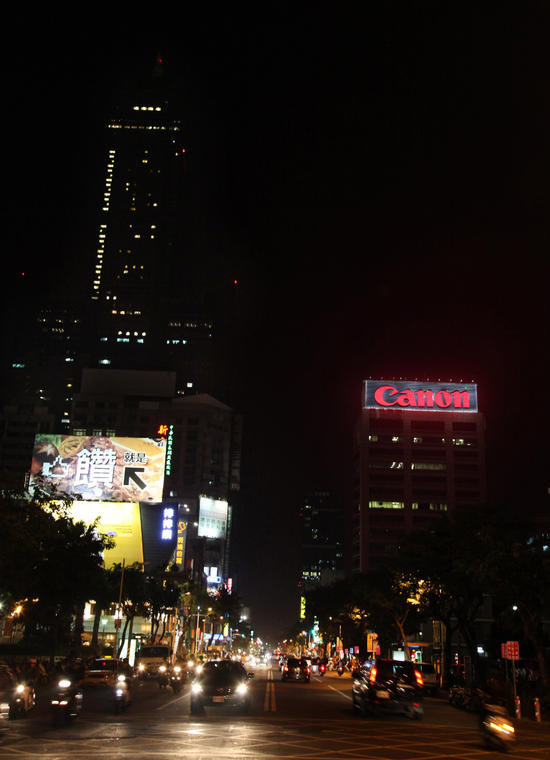 Canon打造全台首座全LED環保企業標誌廣告，綠能之光點亮大高雄