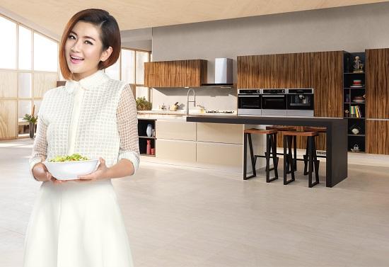 Selina任家萱 幸福代言『櫻花整體廚房』，廣告化身魔法料理師