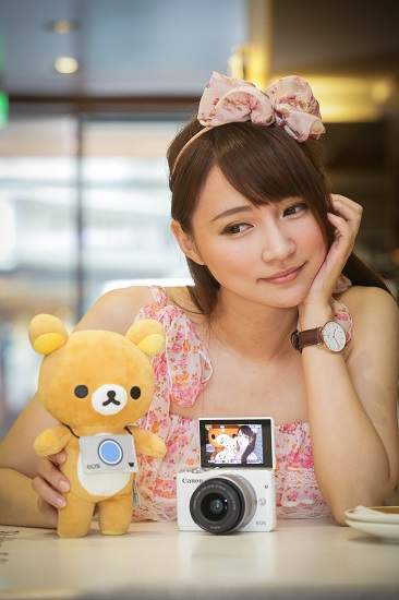 Canon迷你單眼EOS M10攜手拉拉熊™ 展開可愛行銷「玩偶旅拍」正夯! 夏日啟動你的療癒旅程帶著拉拉熊™一起旅遊拍照去