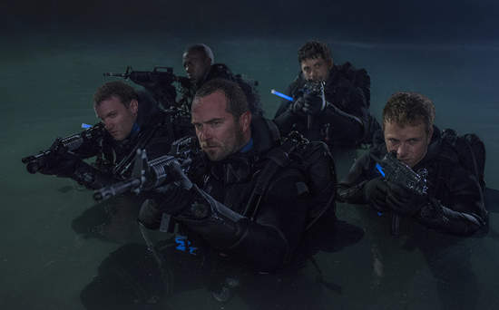 《潛龍突擊隊》最猛製作群 挑戰高難度水底攝影鮮肉搶睛真槍實彈主角們特地上開坦克課程
