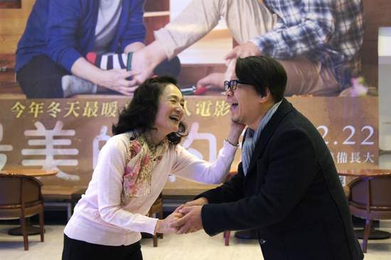 譚艾珍、許傑輝出席《最美的約定》首映 搞笑拍出「母子情深」照片