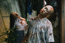 惡趣活屍電影《今晚打喪屍》上百喪屍猙獰圍城獵活人喪屍圍城畫面太恐怖 在香港戶外廣告遭禁播