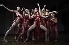 「跳舞對我來說就是性愛！」格雷女為戲狂操芭蕾舞6個月 新片化身SM魔女 穿紅色繩衣咒虐同團舞者