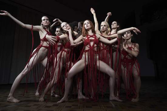 「跳舞對我來說就是性愛！」格雷女為戲狂操芭蕾舞6個月 新片化身SM魔女 穿紅色繩衣咒虐同團舞者
