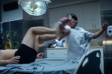 伊科烏艾斯 《拳力逃脫》三分鐘武打不間斷震驚好萊塢  近乎裸體打鬥 雙手上銬照樣讓人致命