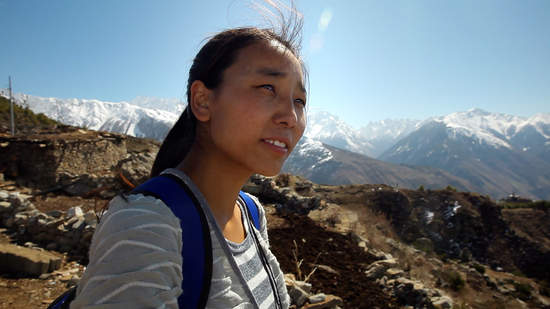 尼泊爾孩童從小離家求學 12年後踏上喜馬拉雅返鄉路 紀錄片《雪地之光》探討親情和教育 9月27日動人上映