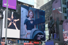 優雅育兒躍上國際   林心如攜Nuna現身紐約時代廣場
