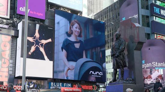 優雅育兒躍上國際   林心如攜Nuna現身紐約時代廣場
