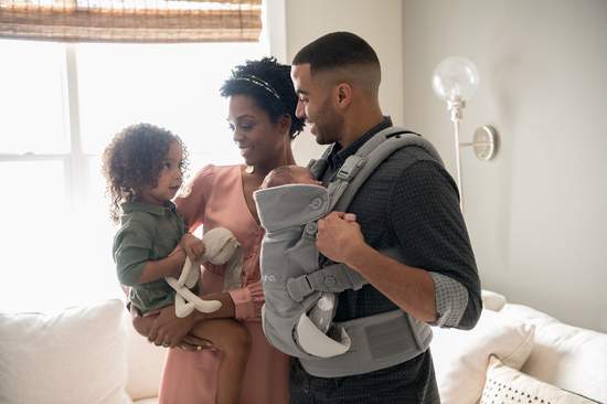 時尚爸媽解放雙手  Nuna CUDL™多功能背帶與寶寶貼心零距離