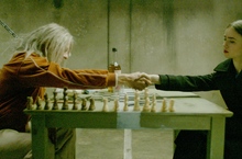 西洋棋局展心機  莉莉柯林斯《鎖命佈局》對尬賽門佩格