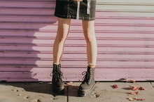 再次聯名確定！反骨到底的最潮女力！ Dr. Martens x X-girl聯名第二彈再釋出重磅次文化力作 打造內斂、獨特有型的超 ”厚”馬汀靴！