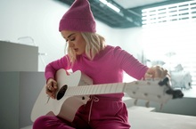 Gap攜手流行巨星Katy Perry推出「與你過聖誕」形象片，獻唱傳奇樂曲捐款貧困兒