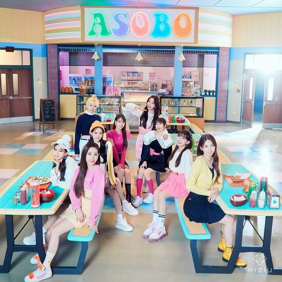 9人組女子團體“NiziU” 最新歌曲〈ASOBO〉的全篇英文歌詞版 〈ASOBO -English ver.-〉發行。