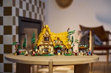 LEGO®迪士尼推出《白雪公主》小屋 將經典故事細節用樂高完美重現 3月1日正式上市 10款經典角色樂高人偶彷彿走入童話世界 沉浸拼砌樂趣
