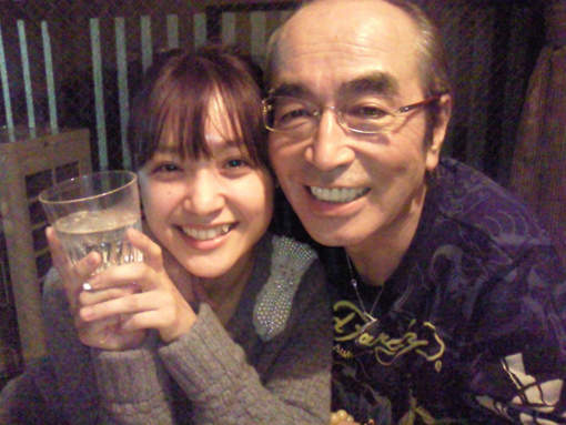 志村健跟相差30歲的阿妹仔親蜜照 - 圖片1 志村健跟相差30歲的阿妹仔親蜜照 - 圖片1