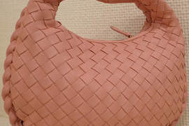 跑趴欠一包 絕對首選 BOTTEGA VENETA 小羊皮編織款 跑趴欠一包 絕對首選 BOTTEGA VENETA 小羊皮編織款