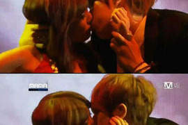 《2011MAMA》泫雅、BEAST張賢勝台上熱吻?! 《2011MAMA》泫雅、BEAST張賢勝台上熱吻?!